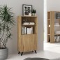 Descubre el salón completo Solana 02 con diseño moderno y acabado en madera rayada.