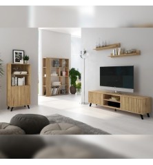 Descubre el salón completo Solana 02 con diseño moderno y acabado en madera rayada.