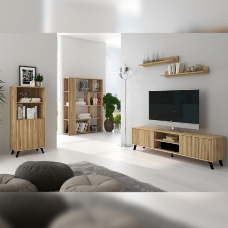 Descubre el salón completo Solana 02 con diseño moderno y acabado en madera rayada.