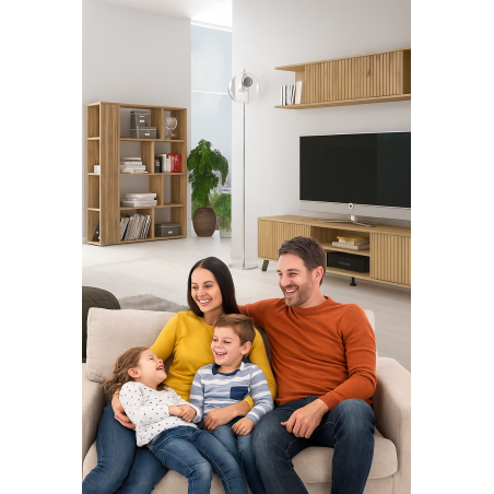 Descubre el salón completo Solana 02 con diseño moderno y acabado en madera rayada.